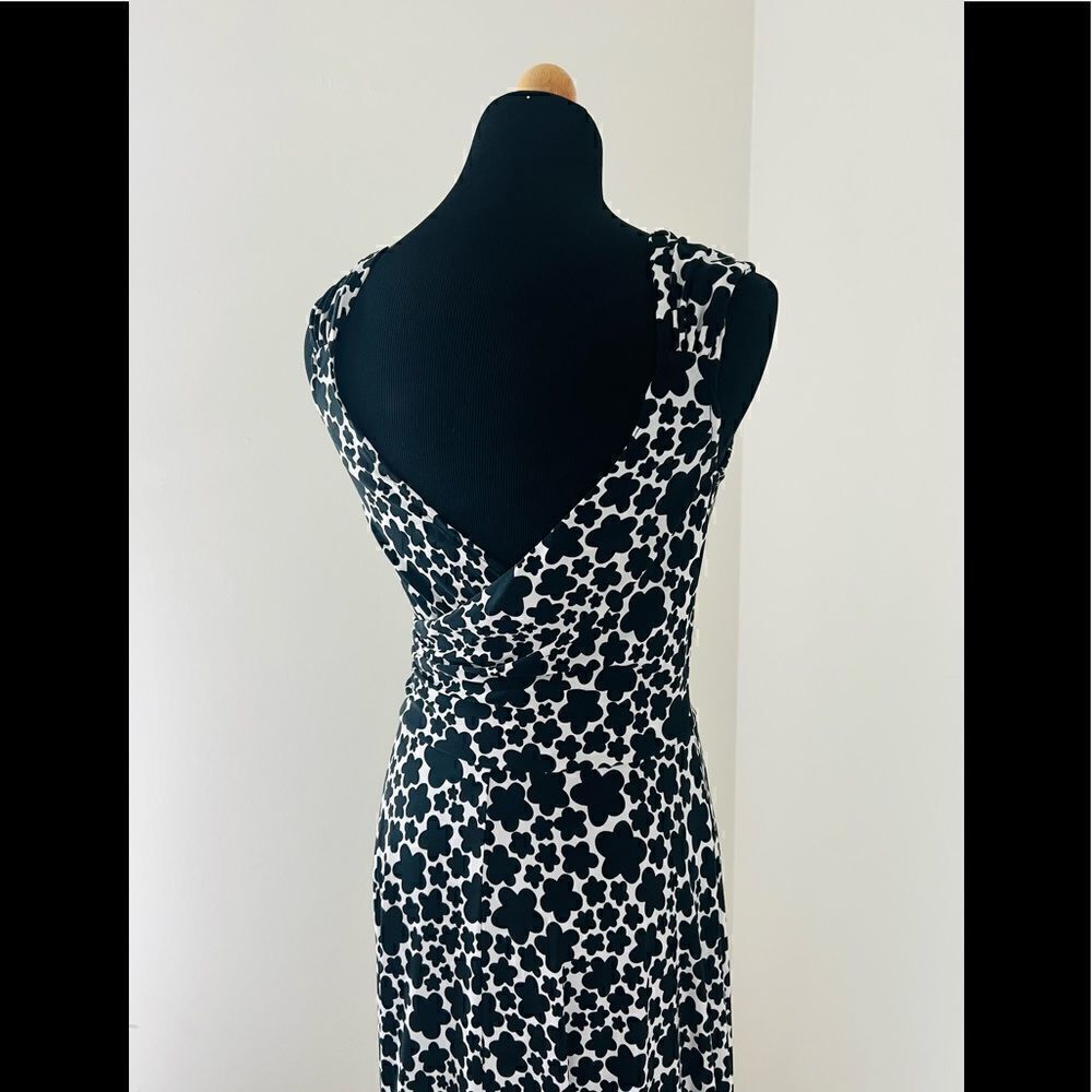 MAGGY LONDON BLACK AND WHITE FLORAL DRESS-gorgeous and flattering!!